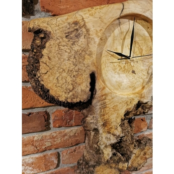 Zegar z drewna klonowego z dużą czeczotą