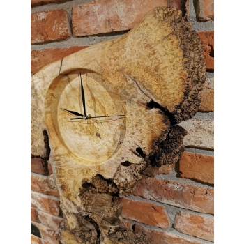 Zegar z drewna klonowego z dużą czeczotą
